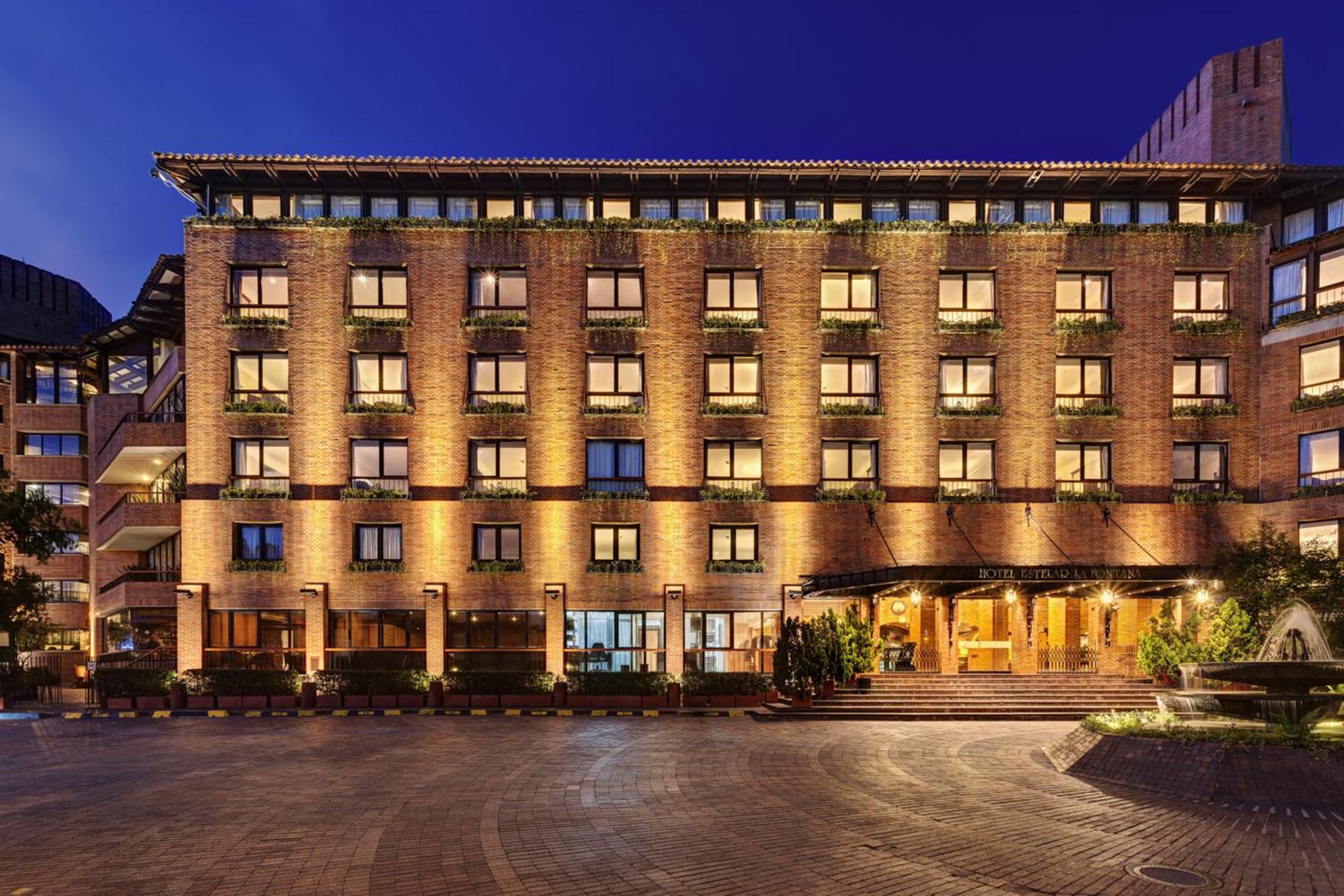 ホテル エステラル ラ フォンタナ ボゴタ エクステリア 写真 The hotel at night
